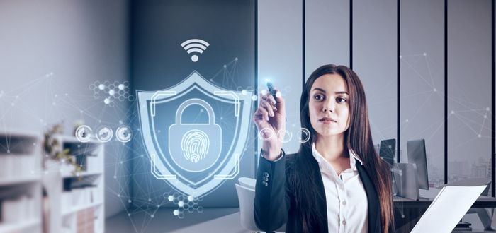 Mujer apuntando sobre un logo de seguridad informática