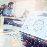 12 tendencias financieras para este 2023 | ¿Qué le espera al sector? Hombre trabajando con una herramienta ejemplo de tendencias financieras
