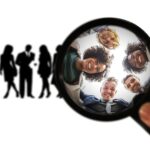 Segmentación de clientes | Conoce tu público al detalle Lupa sobre personas como símbolo de segmentación de clientes