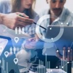 10 software para ventas y marketing | Optimiza tus resultados Personas trabajando con un software para marketing y ventas