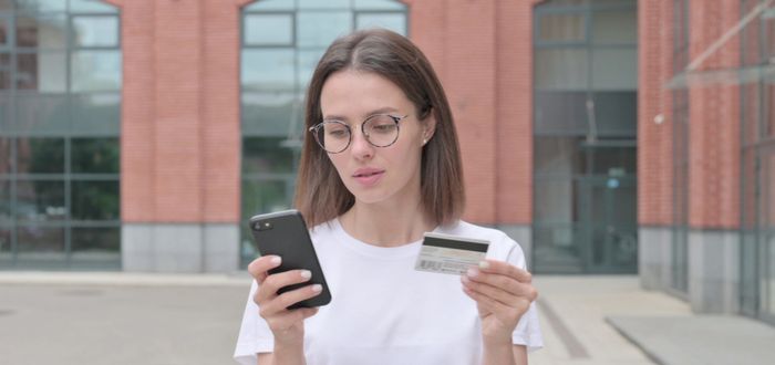 Mujer pagando un producto online por medio de una pasarela de pagos