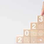 10 retos para emprendedores en este 2023 | Cómo superar estos desafíos Cubos de madera que representan retos para emprendedores en 2023