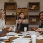 Prioridades empresariales | Identifica lo importante y lo inmediato Reunión de personas decidiendo cuáles son sus prioridades empresariales