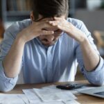 15 errores al emprender un negocio | Evita esto para estar cerca del éxito Hombre pensando en los errores al emprender un negocio