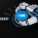 15 tendencias tecnológicas que marcarán este 2023 | No te quedes atrás Robot moviendo perilla hacia 2023 como símbolo de tendencias tecnológicas