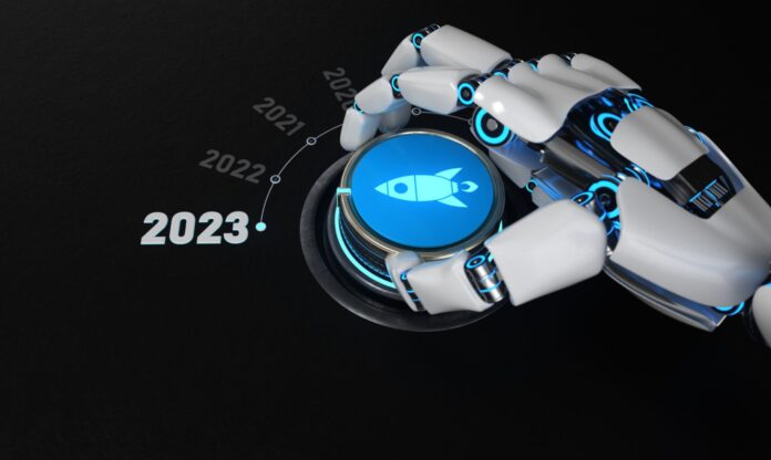 Robot moviendo perilla hacia 2023 como símbolo de tendencias tecnológicas