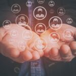 Puntos de contacto con el cliente | ¿Qué son los touchpoints? Manos sosteniendo símbolos de puntos de contacto