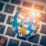 12 países con mayor comercio electrónico en el mundo | E-commerce al alza Planeta sobre ordenador para representar los países con mayor comercio electrónico en el mundo
