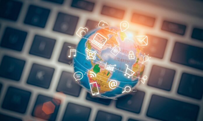 Planeta sobre ordenador para representar los países con mayor comercio electrónico en el mundo