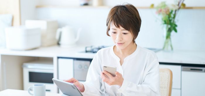 Mujer japonesa comprando en línea
