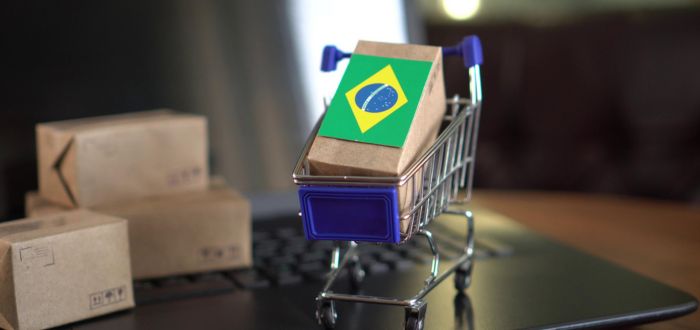 Carrito de compras con caja que tiene bandera de Brasil