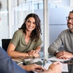10 técnicas para escuchar al cliente | ¡Las mejores tácticas de escucha activa! reunión entre empleados y cliente