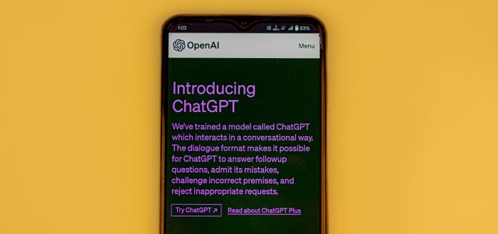 Teléfono móvil ingresando a web de ChatGPT