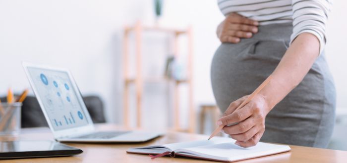 Mujer en embarazo como ejemplo de una de las políticas de diversidad en las empresas