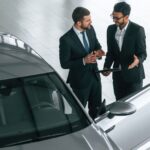 25 frases que venden solas | Convence a tus clientes con palabras claves Hombre expresando frases que venden solas en un concesionario