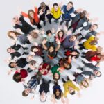 15 políticas de diversidad en las empresas | Así es la inclusión laboral Grupo de personas haciendo políticas de diversidad en las empresas