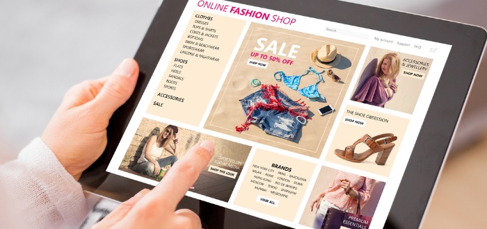 Mujer compra ropa en tienda digital