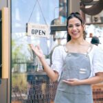 ¿Cómo hacer anuncios de apertura? | Consejos y frases Pareja anunciando la apertura de su negocio