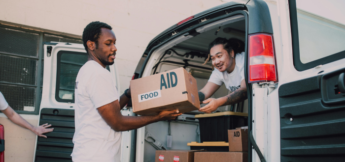 Empresa haciendo donaciones