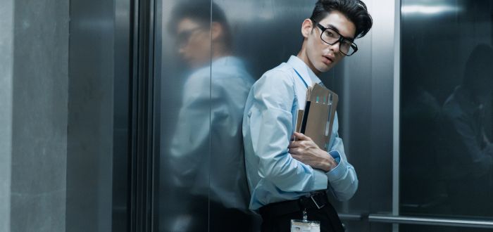 Qué es el elevator pitch | Trabajador en ascensor