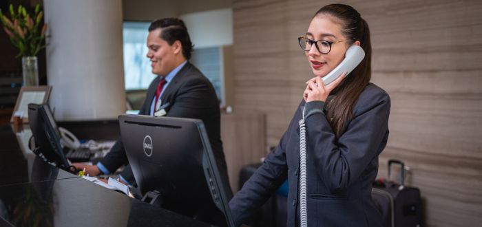 Empleados felices en puestos de trabajo 