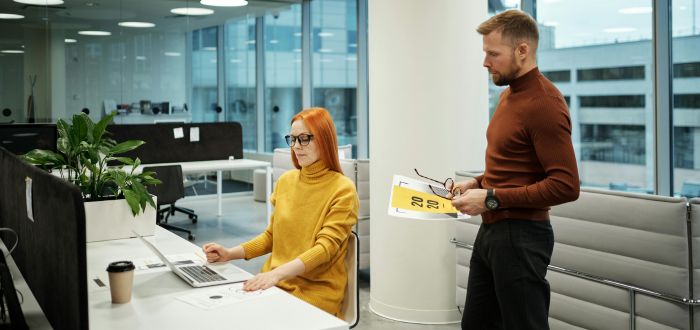 Empleados trabajando en un plan de sucesión